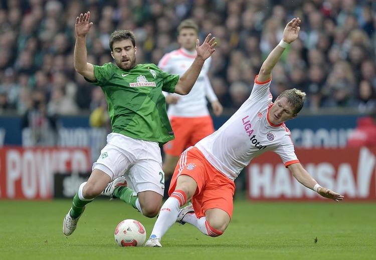 Papastathopoulos. Grækeren (tv) i nærkamp med Bayerns Bastian Schweinsteiger. 