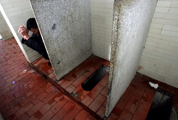 Overraskelse. Der ventede sig et ganske særligt fund, da en nysgerrig beboer undersøgte, hvor baby-lydene kom fra. Der var tale om offentlige faciliteter med nedsænkede toiletter. (Arkivfoto) 