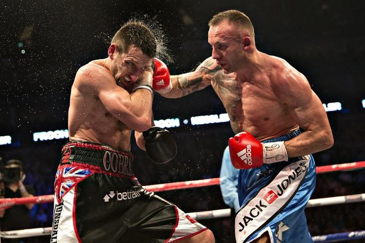 HØJREHOOK. Med flere træffere vandt Carl Froch (tv.) en hård fight mod Mikkel Kessler, der var bedst midt i kampen. 