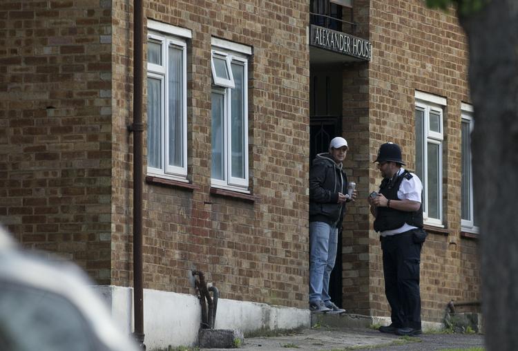 Tip. Den tidligere chef for efterretningstjenesten MI5 opfordrer briterne til at gøre deres pligt for at undgå angreb fra radikaliserede briter. 