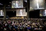 PROTESTMØDE. Lægerne og klinikpersonalet er samlet i Odense Kongrescenter for at drøfte, hvordan de skal stille sig til regeringens diktat i konflikten med regionerne. 