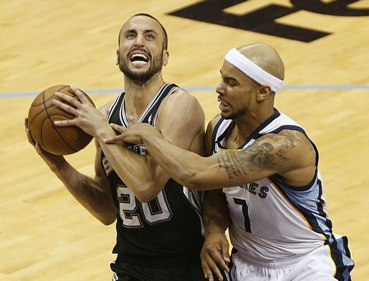 4-0. Fire kampe på stribe vandt Manu Ginobili (tv.) over Jarryd Bayless. 