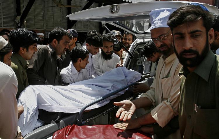 VACCINATIONSKAMPAGNE. Den pakistanske sundhedsarbejderske blev skudt ned, da hun var i færd med at uddele poliovaccine. 