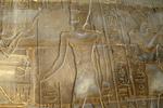 HÆRVÆRK. Den kinesiske drengs graffitiødelæggelser på en af de 3.500 år gamle hieroglyftavler i Luxortemplet i Egypten. 