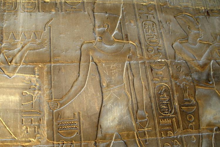 HÆRVÆRK. Den kinesiske drengs graffitiødelæggelser på en af de 3.500 år gamle hieroglyftavler i Luxortemplet i Egypten. 