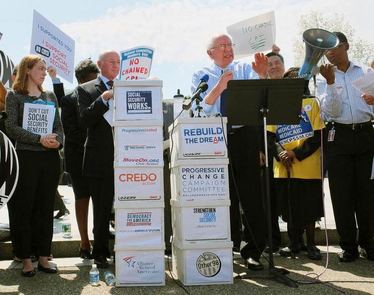 Socialist. Bernie Sanders kæmper for et mere retfærdigt USA. Her optræder han foran Det Hvide Hus i april. 