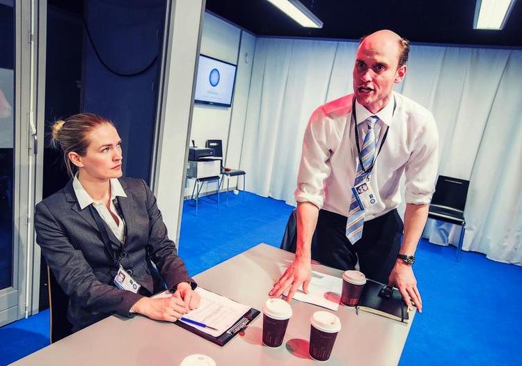 Klimakamp. Klodens fremtid bliver til et spørgsmål om personlige magtkampe i 'Brokenhagen'. Frederik Meldal Nørgaard (th.) er uimodståelig. 