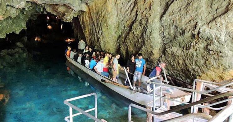 UNDERJORDISK. Undergrundssøen ved St-Léonard i Schweiz.