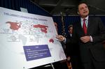 Banditter. Offentlig anklager i New York Preet Bharara viser på en pressekonference, hvordan banken Liberty Reserve har haft kunder over hele verden. Alle kriminelle, forlyder det. 