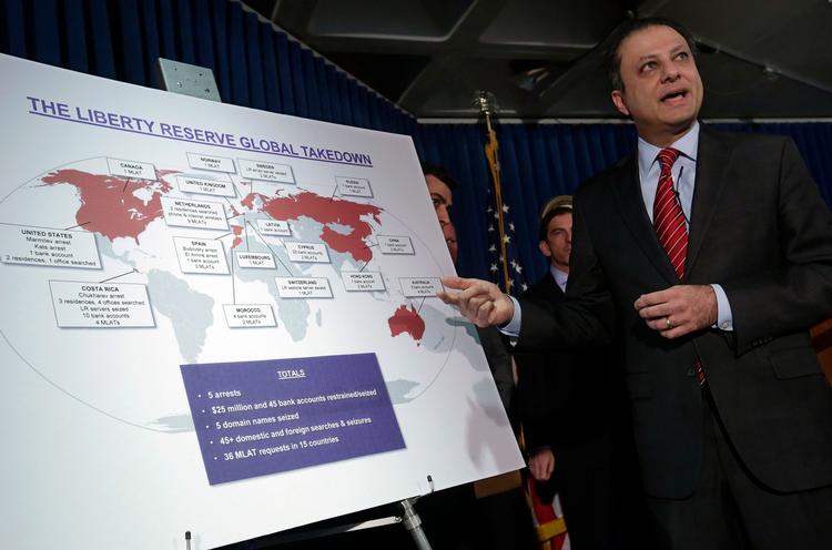 Banditter. Offentlig anklager i New York Preet Bharara viser på en pressekonference, hvordan banken Liberty Reserve har haft kunder over hele verden. Alle kriminelle, forlyder det. 