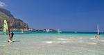 STRANDLIV. San Vito Lo Capo strandens lave vand og skønne beliggenhed lokker. 