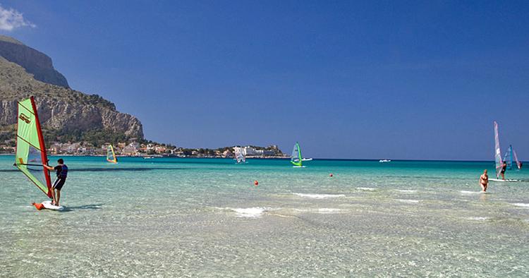 STRANDLIV. San Vito Lo Capo strandens lave vand og skønne beliggenhed lokker. 