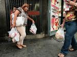 Trængsel. Venezuelas befolkning på 29 millioner indbyggere, har i tre uger måttet undvære toiletpapir, og da rullerne endelig ankom i torsdags, var der lange køer foran supermarkederne. 
