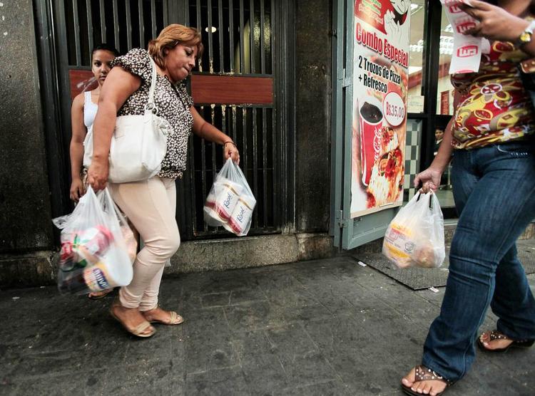 Trængsel. Venezuelas befolkning på 29 millioner indbyggere, har i tre uger måttet undvære toiletpapir, og da rullerne endelig ankom i torsdags, var der lange køer foran supermarkederne. 