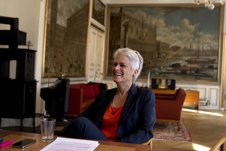 Malplaceret. Annette Vilhelmsen er ikke en naturlig skikkelse at placere i et erhvervs- og vækstministerium med mahognimøbler, skriver Sigge Winther Nielsen om en måske kommende ministerrokade. 