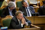 Usynlig. »565 dages fravær fra talerstolen for oppositionens leder«, lyder det fra Magnus Heunicke. Ikke umiddelbart et kompliment til Lars Løkke Rasmussen. 