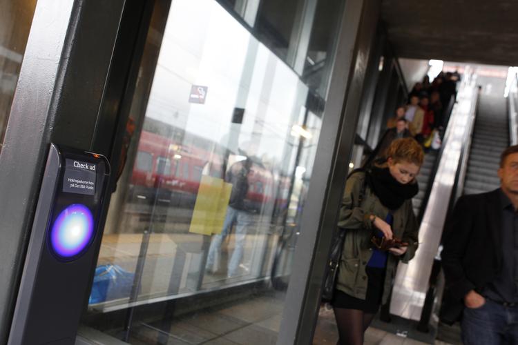 Kortbøvl. Det kan være svært at nå det, men vil du ikke betale dobbelt for din rejse, kan du være nødt til at hoppe ud af toget for at checke ind midt i en rejse. 