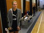 SKADET. Mens Sandra Toft på krykker ikke kan spille, tager Lærke Møller (liggende i baggrunden) med til Tyrkiet trods et hold i nakken. 
