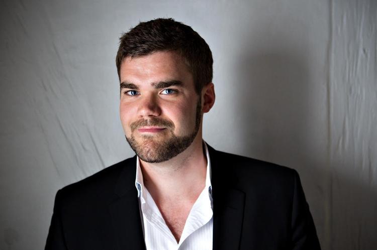 Mofibo. 27-årige Morten Strunge tror på, at danskerne vil læse mere, når e-bøgerne får deres gennembrud. Endnu fylder e-bøgerne forsvindende lidt og har en markedsandel på under 2 procent. 