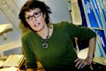Farverig. Louise Frevert er uddannet danser og drev mavedanserskole, indtil hun blev valgt ind i Folketinget for Dansk Folkeparti i 2001. 