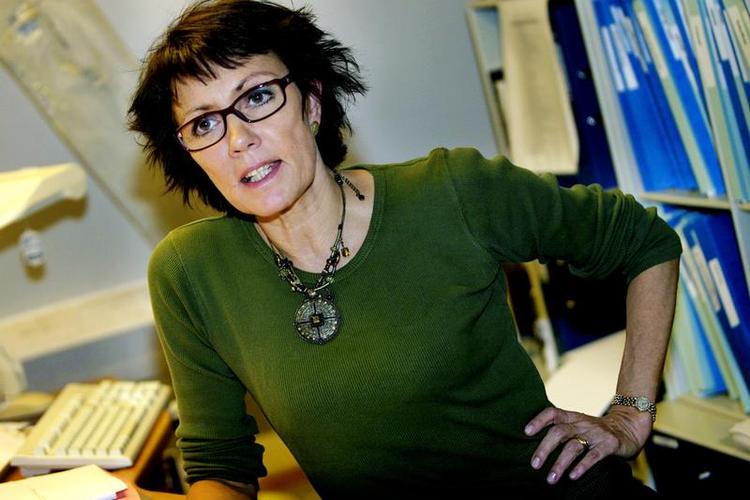 Farverig. Louise Frevert er uddannet danser og drev mavedanserskole, indtil hun blev valgt ind i Folketinget for Dansk Folkeparti i 2001. 