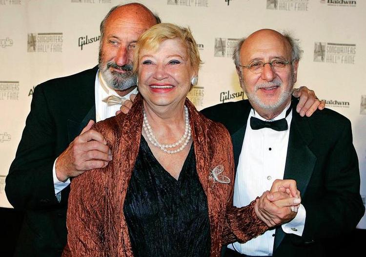 Politisk. Peter Yarrow(th.) engagement gav trioen Peter, Paul and Mary betydning ud over det musikalske. Her i 2008 ved åbningsceremonien for Songwriters Hall of Fame i New York. Mary Travers døde i 2009. 