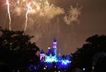 Bombe. En ansat i Disneyland i Anaheim er blevet anholdt for at sprænge en mindre bombe. 
