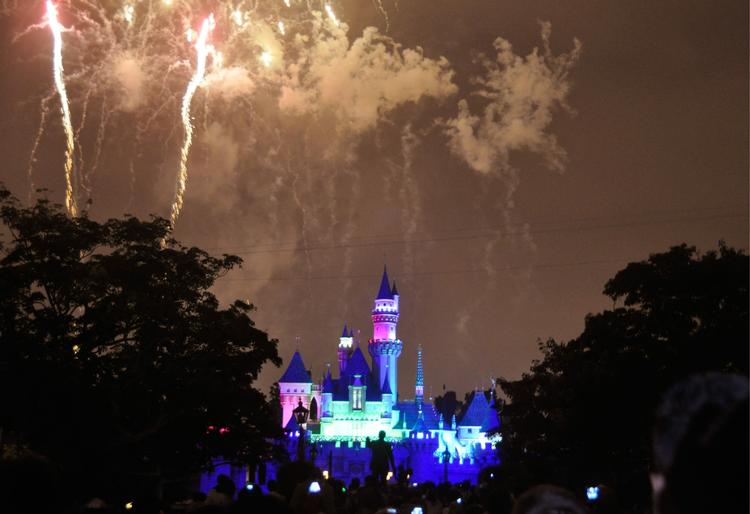 Bombe. En ansat i Disneyland i Anaheim er blevet anholdt for at sprænge en mindre bombe. 