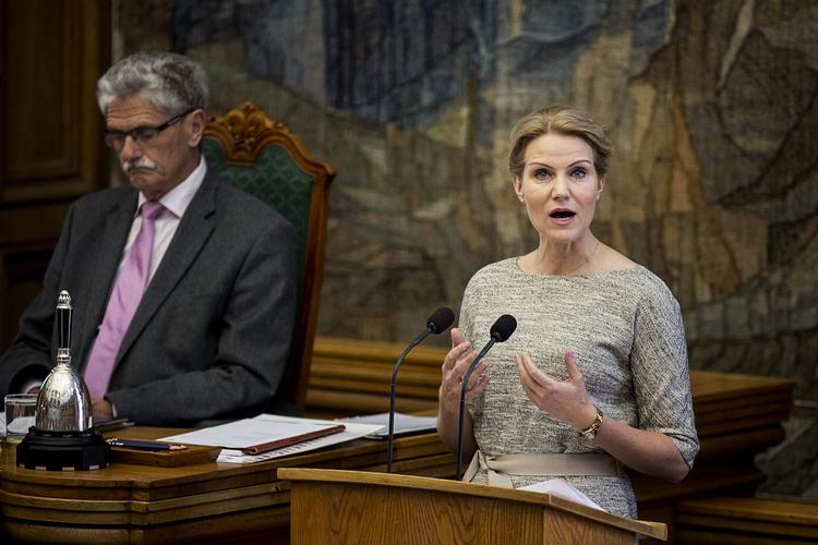 AFSLUTNINGSDEBAT. Helle Thorning-Schmidt (S) revser, under sin tale ved folketingets afslutningsdebat, Venstre for ikke at gøre noget for de dagpengemodtager, der står til at falde ud af systemet. 