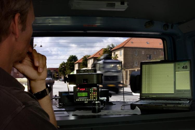 Fotofælder. En betjent mener, at den udbredte brug af fotofælder i realiteten er en skjult skat på bilisme. 