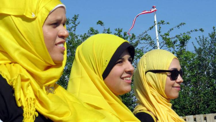 Kovending. Dansk Supermarked tillader nu kassedamer med muslimsk tørklæde. 