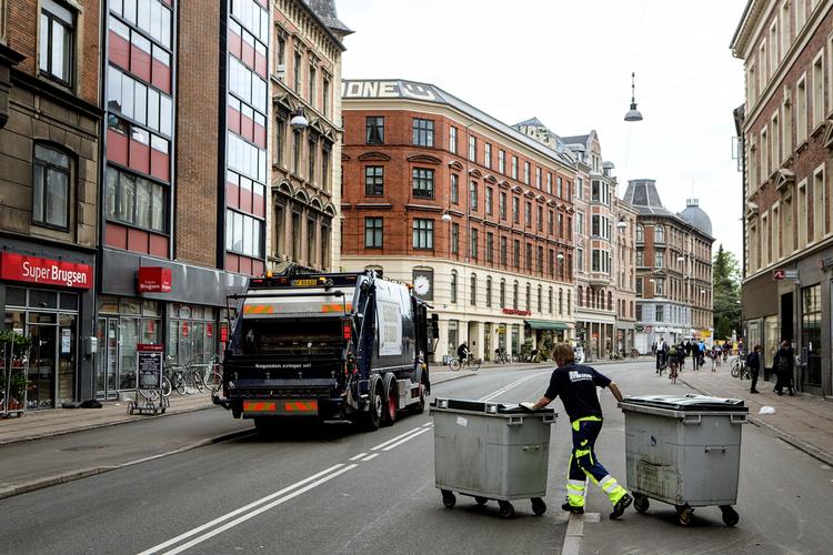 Effektivt. Det er lige før, man må gnide øjenene: Nørrebrogade, der onsdag aften var pakket med festfolk og deres skrald, er torsdag morgen som støvsuget. Kommunens rengøringshold har rengjort bydelen fra kl. 1 om natten og finpolerer ud på formiddagen. 
