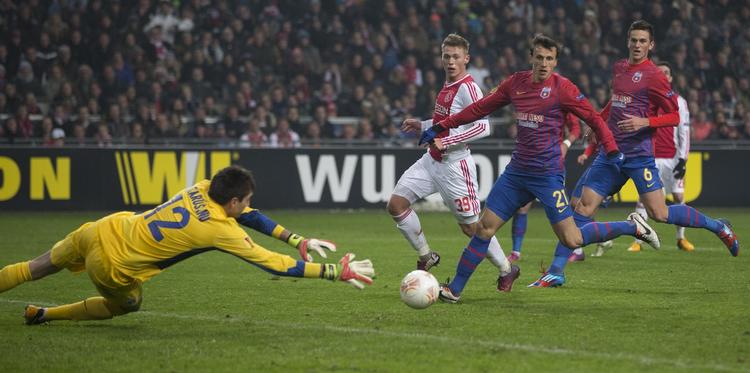 Komet. Viktor Fischer, der fylder 19 om få dage, er klar til at løfte arven, hvis Christian Eriksen forlader Ajax. 