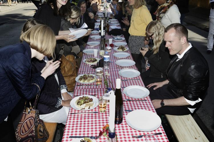 Fællesspisning. Over 200 feststemte Distortion-gængere  var onsdag til københavnermiddag på Nørrebrogade. 