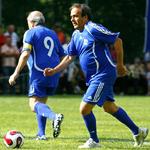Magtkamp. De syv europæiske medlemmer af Fifas eksekutivkomite, der er under Uefa-bossen Michael Platinis (th) vinger, blev nedstemt. De øvrige 16 medlemmer af Fifas eksekutivkomite forkastede forslaget og støttede dermed den siddende Fifa-boss Sepp Blatter (tv). 