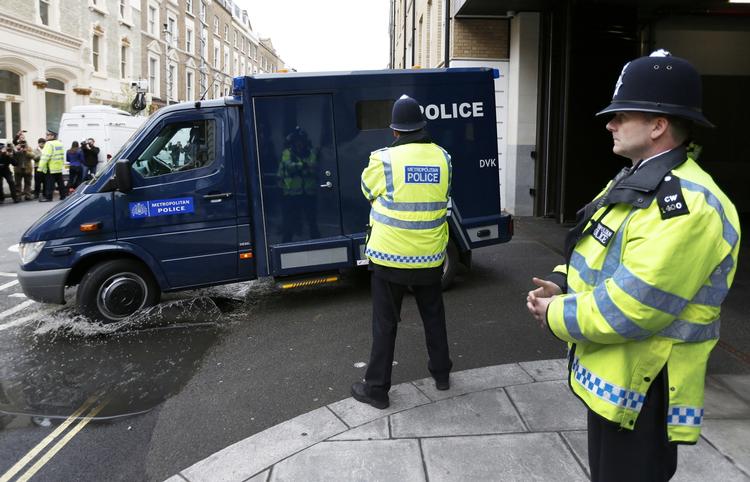 Retssag. Den sigtede for drabet på en soldat på åben gade i London blev i dag afhørt i retten. 