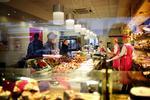 AFVISER. Bageriet Reinh van Hauen afviser, at der er unge mennesker ansat hos dem, som står alene i butik uden pauser, mulighed for at spise frokost eller gå på toilettet. 