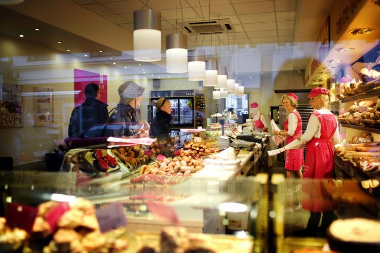 AFVISER. Bageriet Reinh van Hauen afviser, at der er unge mennesker ansat hos dem, som står alene i butik uden pauser, mulighed for at spise frokost eller gå på toilettet. 