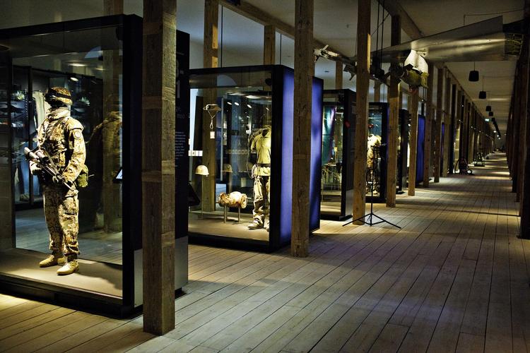 museum. Tøjhusmuseet (billedet) og Orlogsmuseet vil bevare deres selvstændige profiler i Nationalmuseets regi, understreger kulturminister Marianne Jelved (R). Men museerne mister altså ved årskiftet den administrative håndsret over driften. 