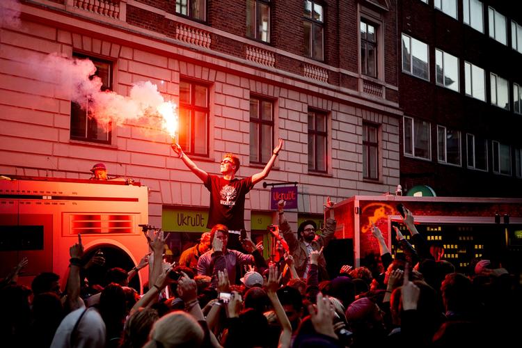 Gadefest. Distortion sætter i disse dage sit præg på flere københavnske bydele. På billedet ses en del af onsdagens gadefest på Nørrebro. 
