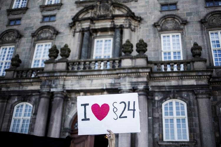 Aktindsigt. Omkring 2.000 mennesker var tidligere på måneden samlet på Christiansborg Slotsplads for at demonstrere mod den nye offentlighedslov. 