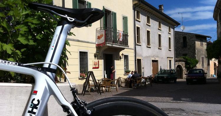 Cykelferie. I Italien kan cykelmotionister tage kaffestop i byer som den lille, hyggelige Castellaro de Lagusello. 