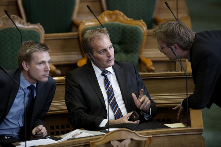 Annonce. Dansk Folkeparti har i denne uge gjort, hvad partiet mestrer: Lav en vildt provokerende og polemisk annonce, tag tæskene, men vind dagsordnen, skriver Mikkel Andersson. 