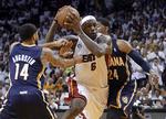 storspil. LeBron James (midt) tordner gennem  Indiana Pacers-forsvaret i femte kamp om en finaleplads. 