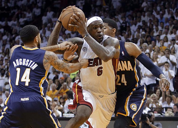 storspil. LeBron James (midt) tordner gennem  Indiana Pacers-forsvaret i femte kamp om en finaleplads. 