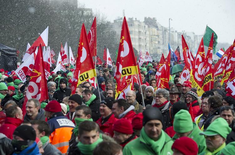 Protester. Både de belgiske politikere og befolkningen er bekymrede over den økonomiske politik, de bliver påtvunget. 