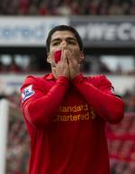 afmagt. Luis Suarez forsøger nu at forklare, hvorfor han bed Chelseas Branislav Ivanovic i armen. 
