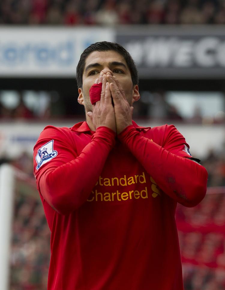 afmagt. Luis Suarez forsøger nu at forklare, hvorfor han bed Chelseas Branislav Ivanovic i armen. 