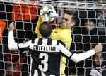 udlængsel. FC Nordsjællands keeper,  Jesper Hansen, sikrer sig bolden foran Juventus' Giorgio Chiellini i den uafgjorte Champions League-kamp i Parken. 