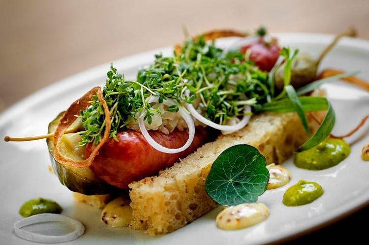 Hotdog. Kjøbenhavns hotdog var aftenens mest interessante ret. »To stænger friskbagt brød og et dekonstrueret fyld«, skriver Helle Brønnum Carlsen. 